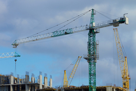 擎天臂影映蒼穹——建筑起重機與藍天的工程詩篇